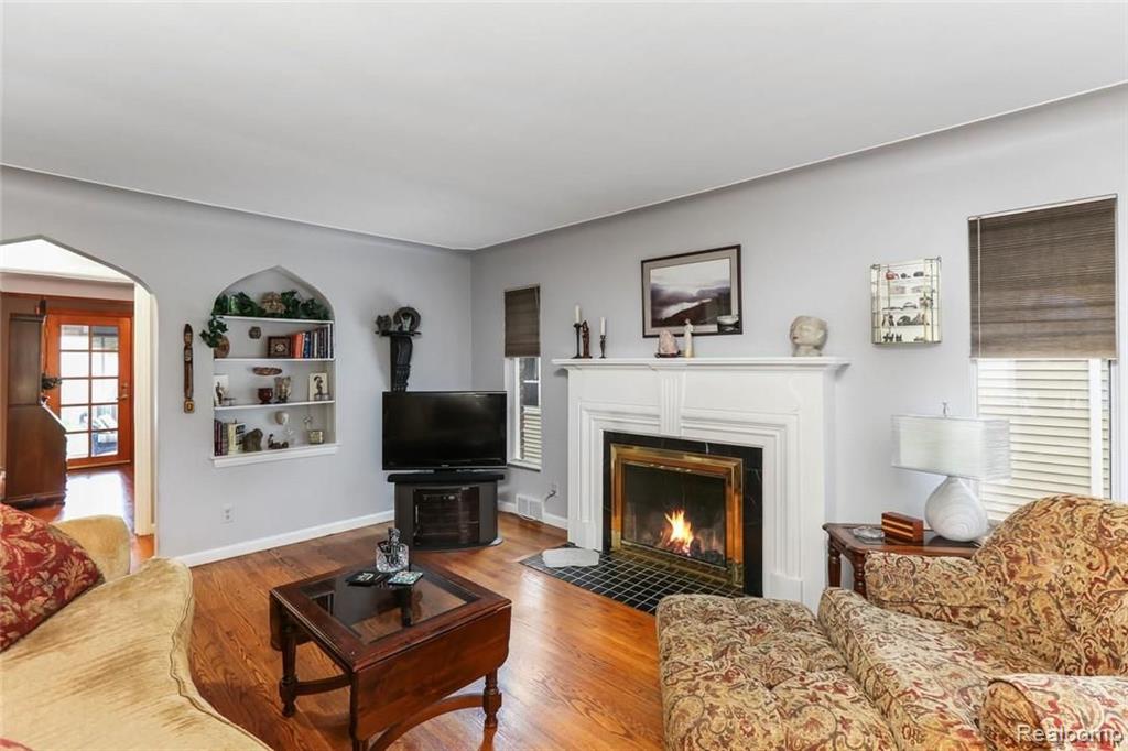 1600 Roslyn Road Grosse Pointe Woods, MI 48236 - Photo 3 of 24