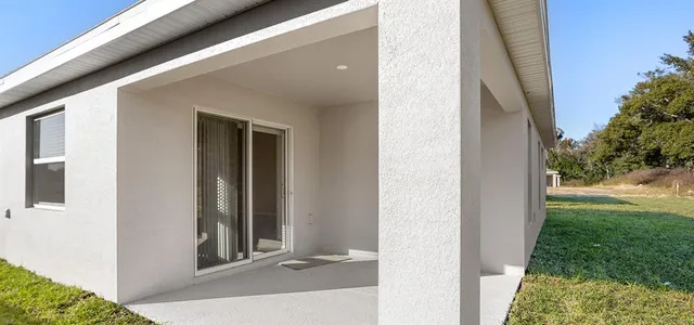 a view of backyard with garden