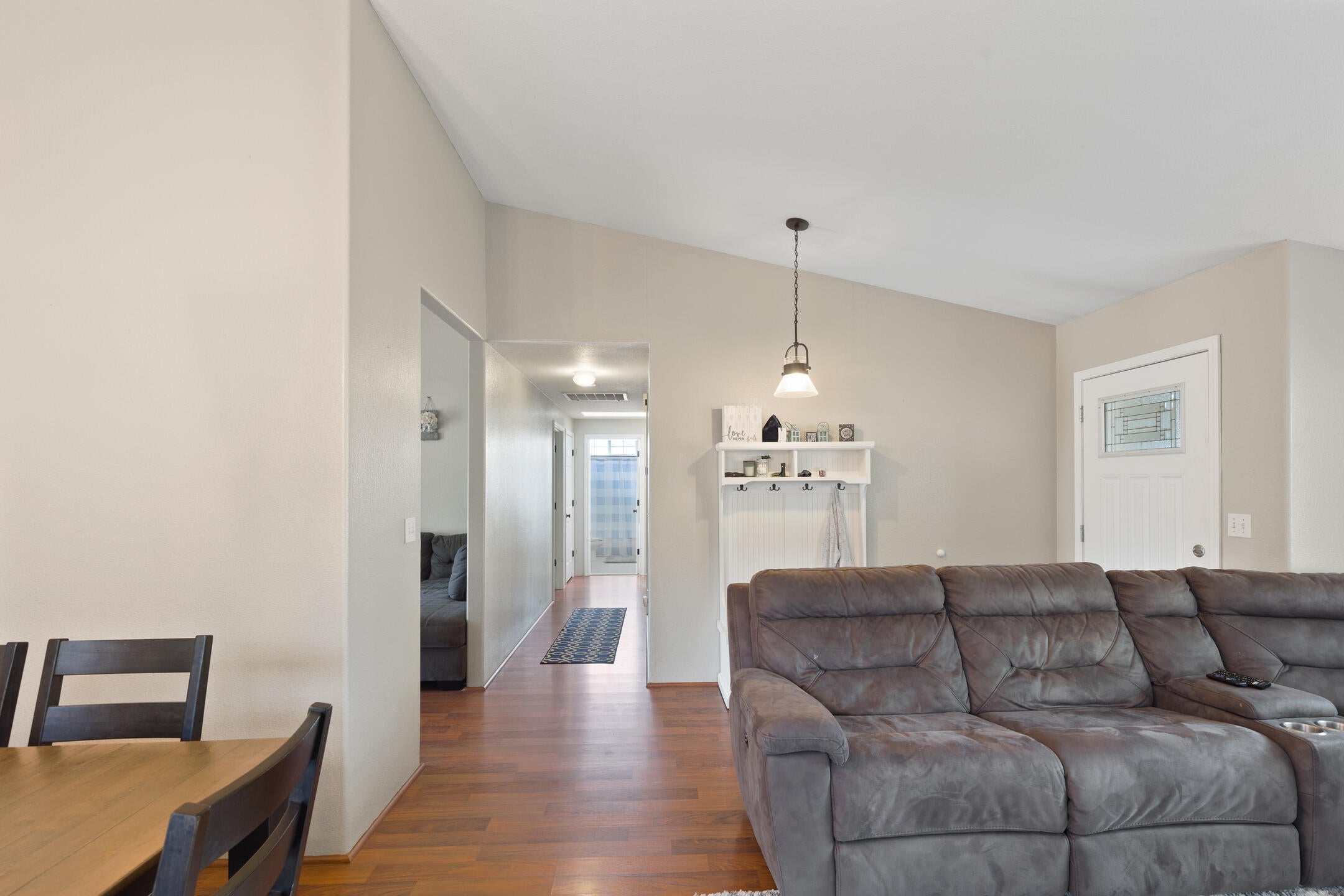 3070 Delta Waters Road Medford, OR 97504 - Photo 9 of 28 Living Room