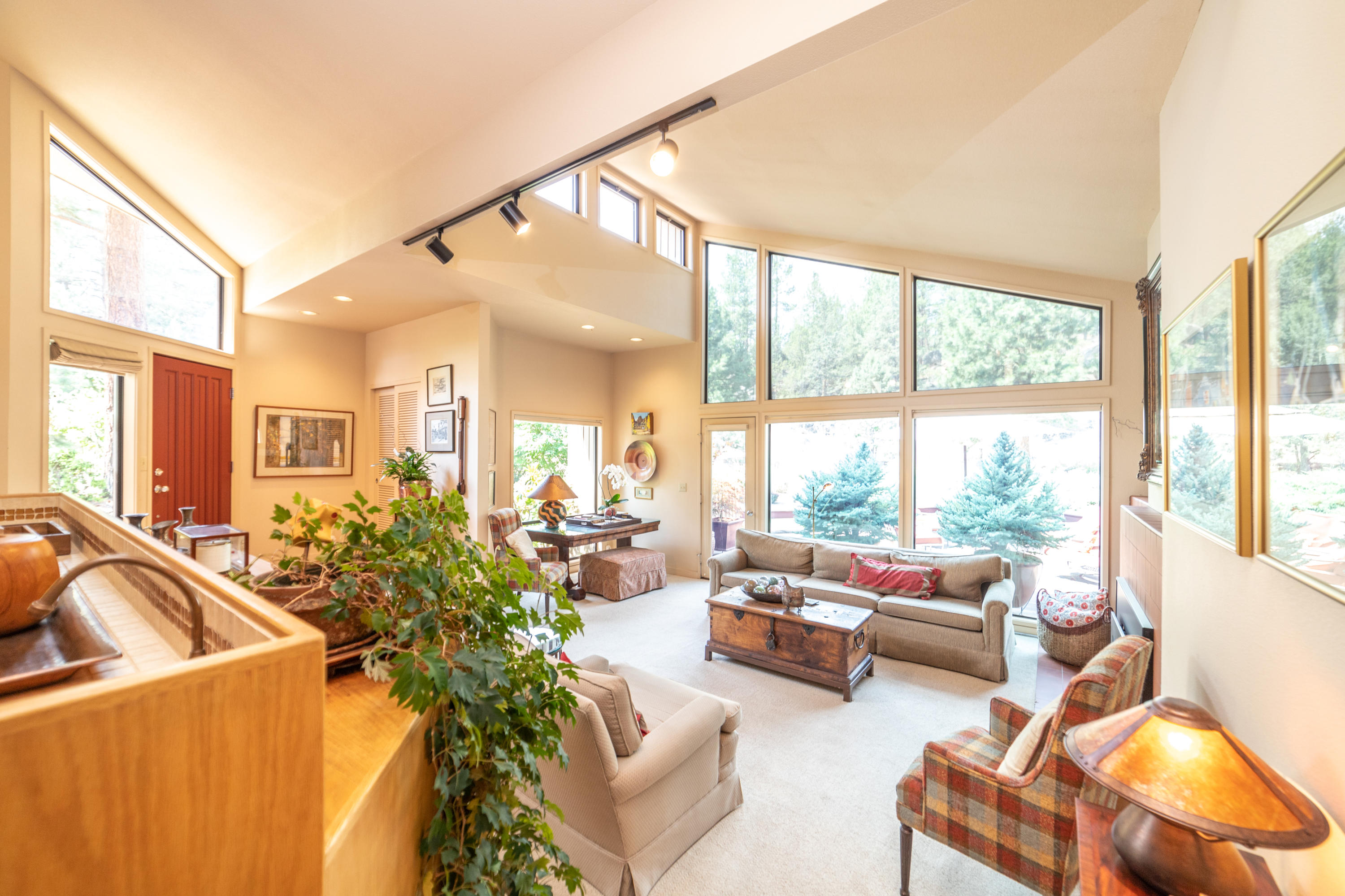 2020 Northwest Putnam Road Bend, OR 97703 - Photo 23 of 51 PhotoMyListing-24