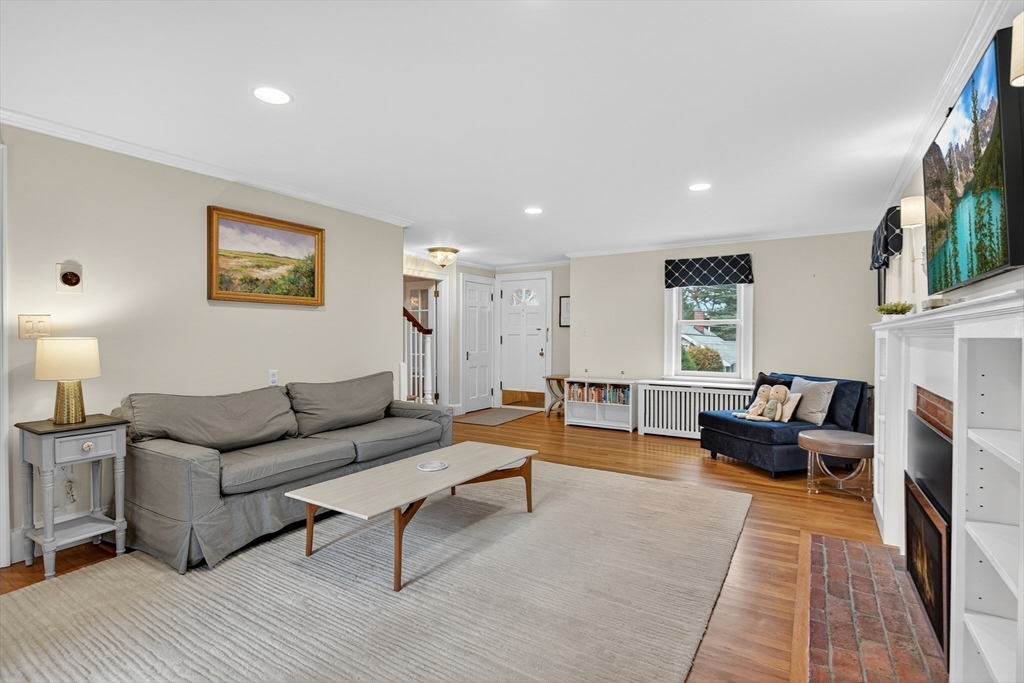 31 Laurel Drive Needham, MA 02492 - Photo 3 of 24