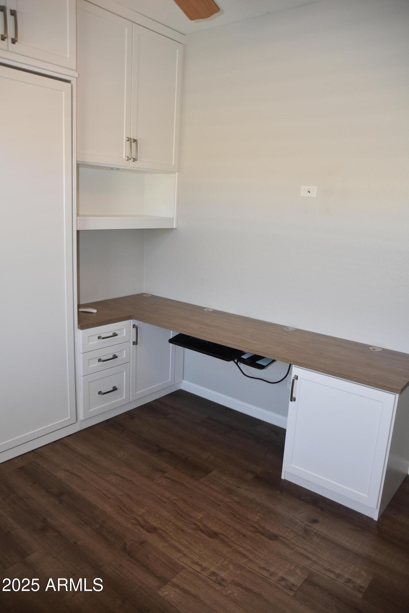 963 South Colonial Drive Gilbert, AZ 85296 - Photo 11 of 29 Custom Desk matching Built Ins