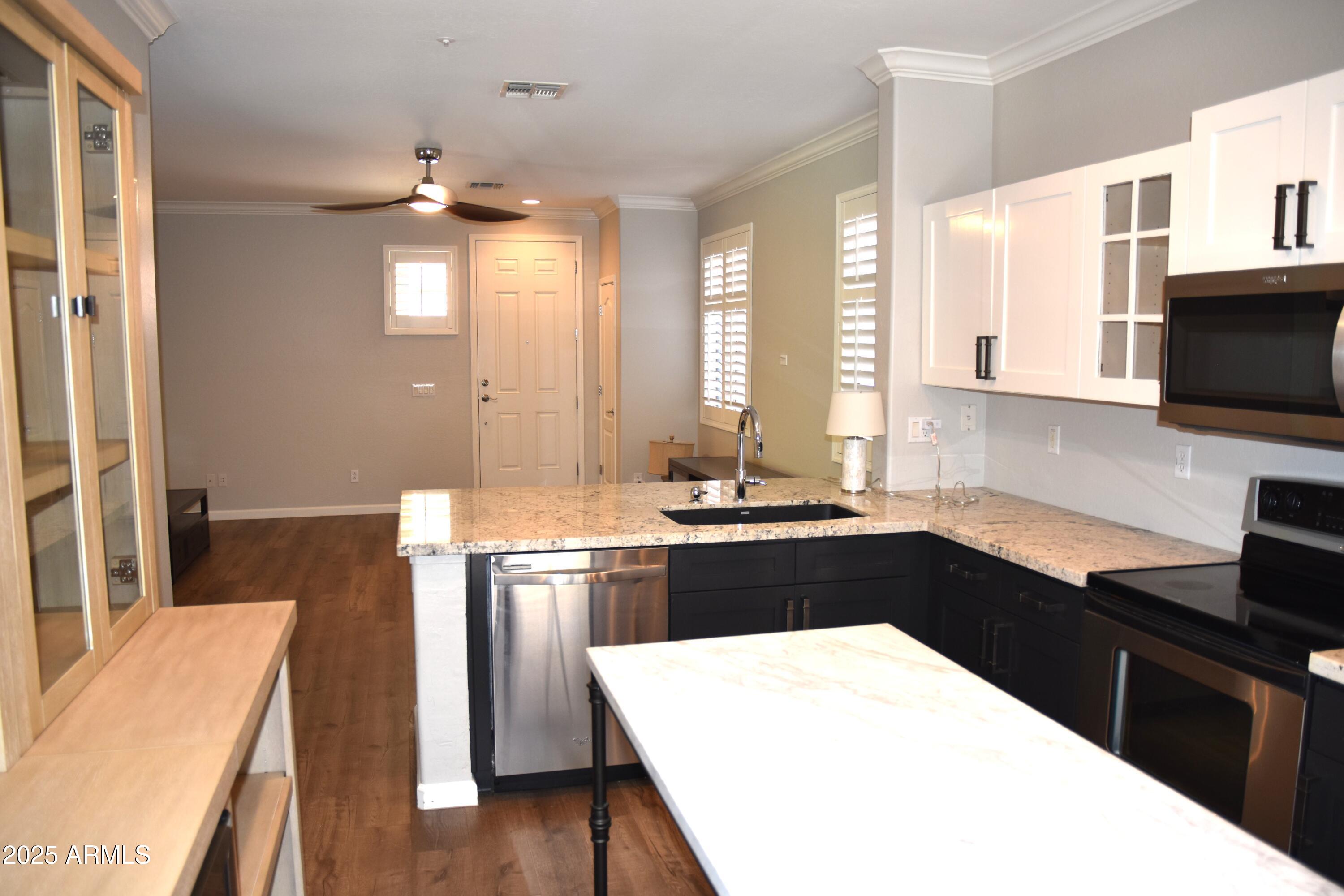 963 South Colonial Drive Gilbert, AZ 85296 - Photo 8 of 29 Kitchen