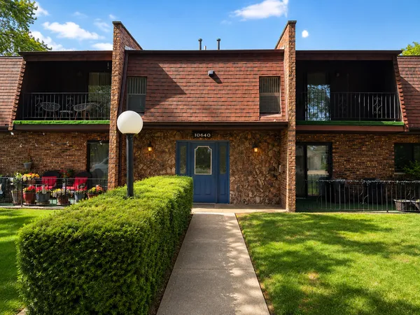 $239,999 | 10640 Brook Lodge Lane, Unit 2B, Palos Hills, IL 60465