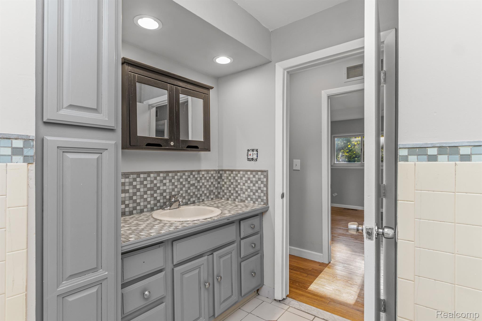 211 Bert Lane Inkster, MI 48141 - Photo 13 of 27 Gallery Image 13