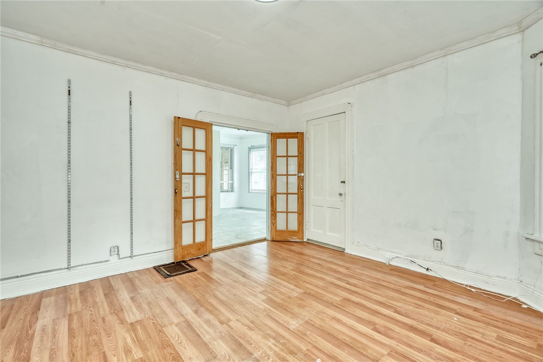 498 Emerson Street Rochester, NY 14613 - Photo 4 of 39