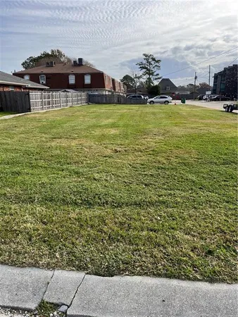 $299,999 | 3701 Ridgelake Drive, Metairie, LA 70002
