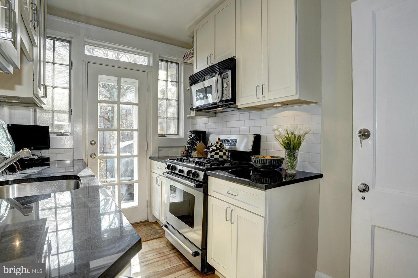 4458 Reservoir Road Northwest Washington, DC 20007 - Photo 9 of 27 Black Granite Counters