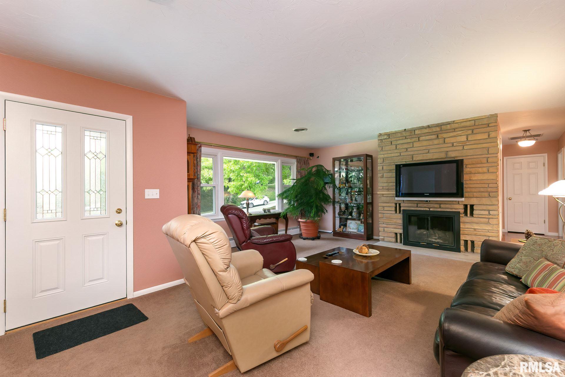 2019 Glendale Road Clinton, IA 52732 - Photo 3 of 28 Gallery Image 3