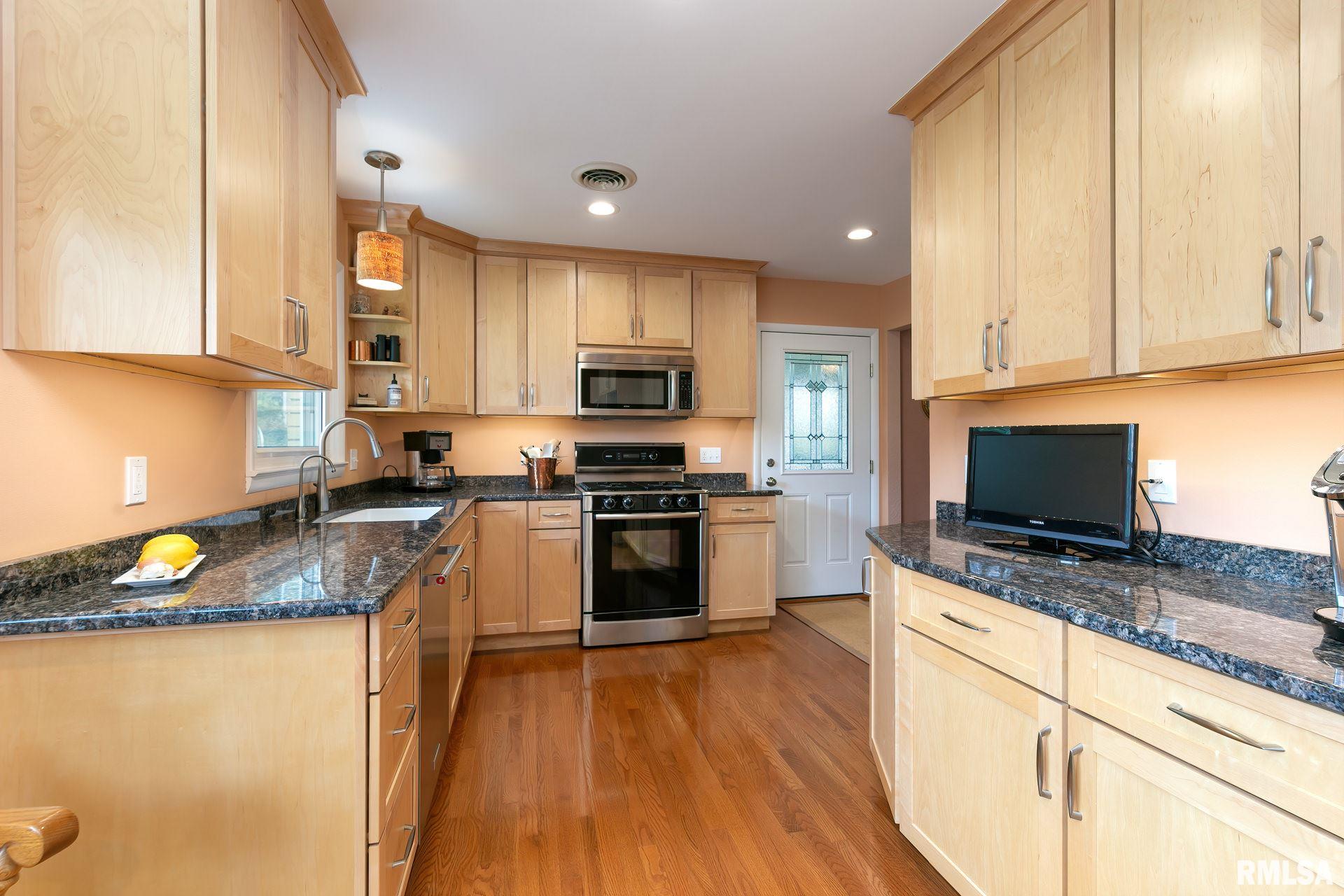 2019 Glendale Road Clinton, IA 52732 - Photo 7 of 28 Gallery Image 7