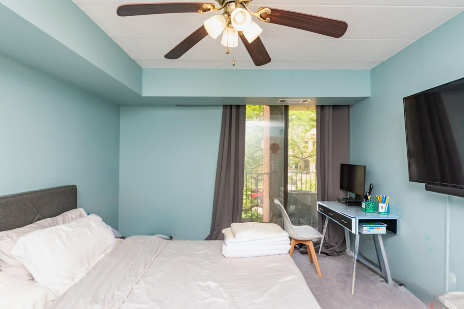 651 West Sheridan Road, Unit 2B Chicago, IL 60613 - Photo 8 of 16 a bedroom with a bed and a flat screen tv