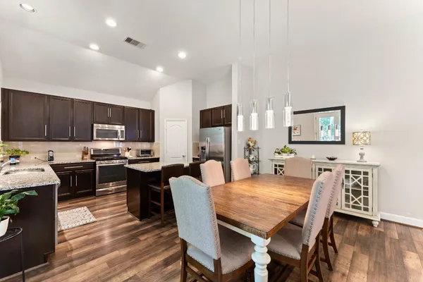 $2,300 | 1918 Elkington Circle, Conroe, TX 77304