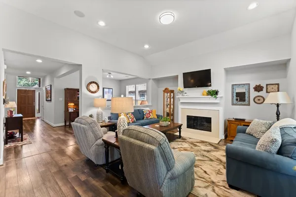 $2,300 | 1918 Elkington Circle, Conroe, TX 77304