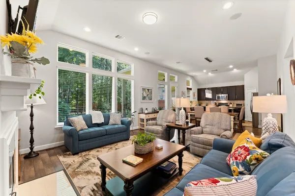 $2,300 | 1918 Elkington Circle, Conroe, TX 77304
