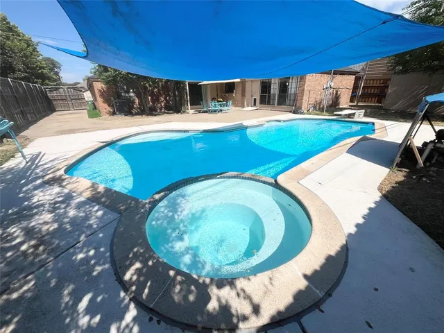 $2,700 | 213 Circleview Drive South, Hurst, TX 76054