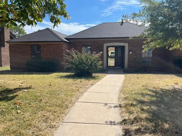 $2,700 | 213 Circleview Drive South, Hurst, TX 76054