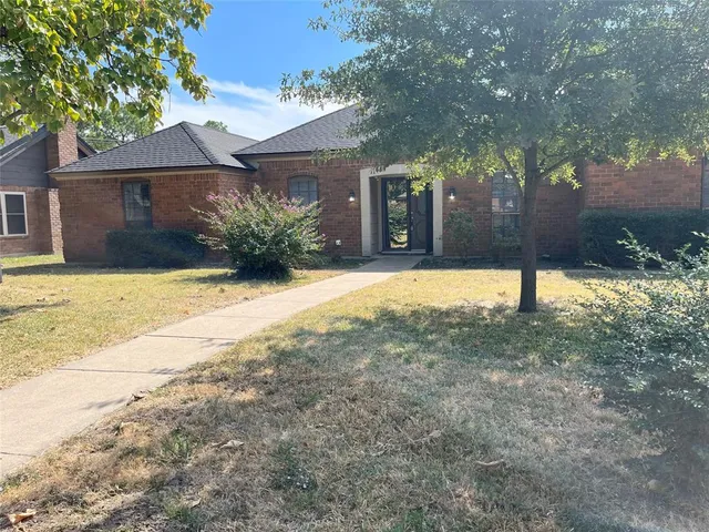 $2,700 | 213 Circleview Drive South, Hurst, TX 76054