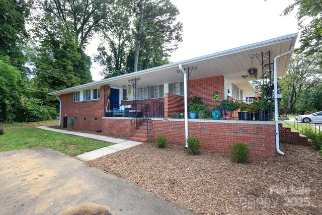 a view of house and outdoor space