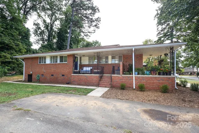 a view of a house with backyard and a garden