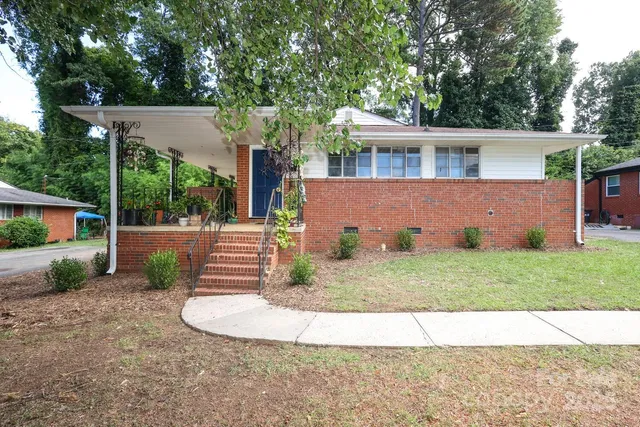 a view of a house with a yard