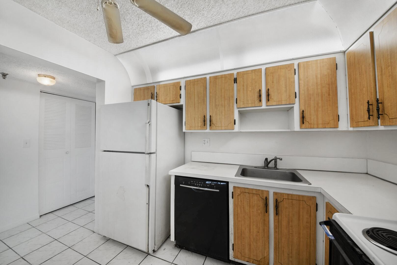 9235 Southwest 8th Street, Unit 314 Boca Raton, FL 33428 - Photo 4 of 24 Kitchen