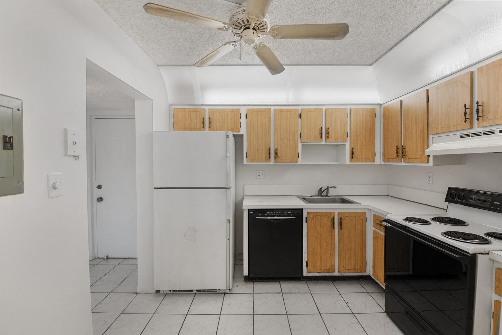 9235 Southwest 8th Street, Unit 314 Boca Raton, FL 33428 - Photo 5 of 24 Kitchen