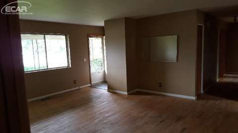 2144 West Hill Road Flint, MI 48507 - Photo 4 of 13 20421048-3.JPG