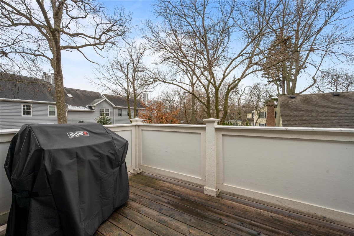 834 Chestnut Street Deerfield, IL 60015 - Photo 17 of 22 a view of a balcony with a pot