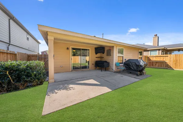 a view of a house with backyard