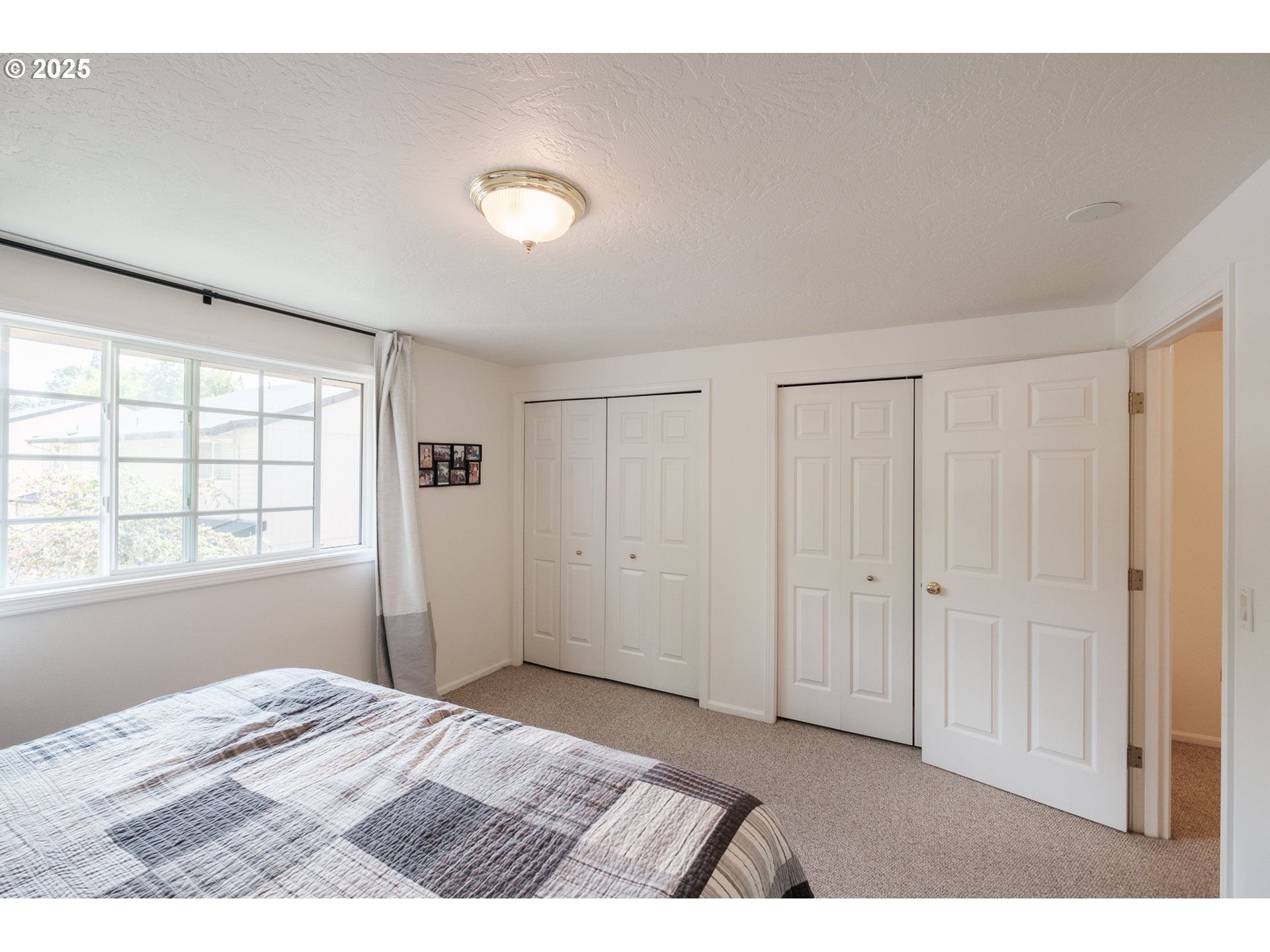 1548 Fetters Loop Eugene, OR 97402 - Photo 26 of 33 a view of an empty room and window
