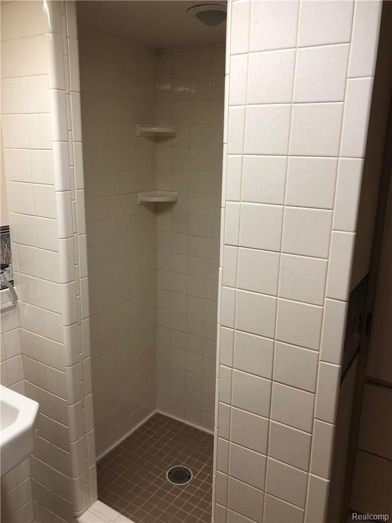 9285 Rosedale Boulevard Allen Park, MI 48101 - Photo 27 of 38 IMG_1159.jpg