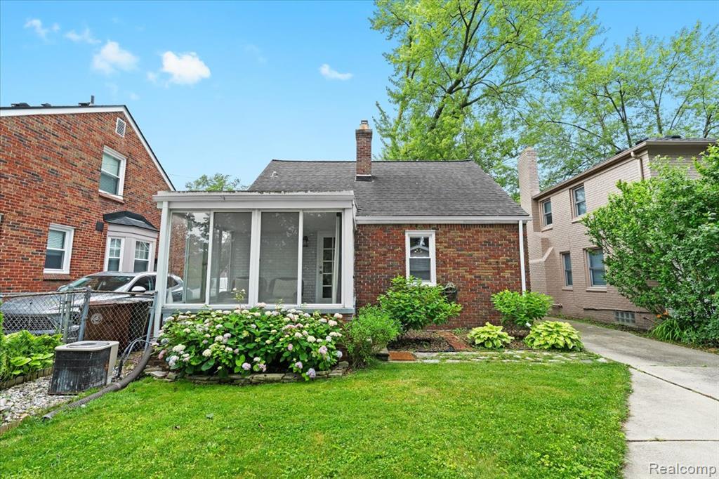 1624 Hampton Road Grosse Pointe Woods, MI 48236 - Photo 24 of 38