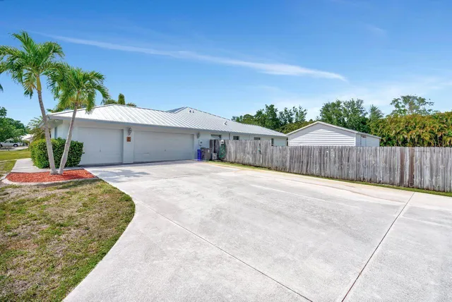 a view of a back yard of the house