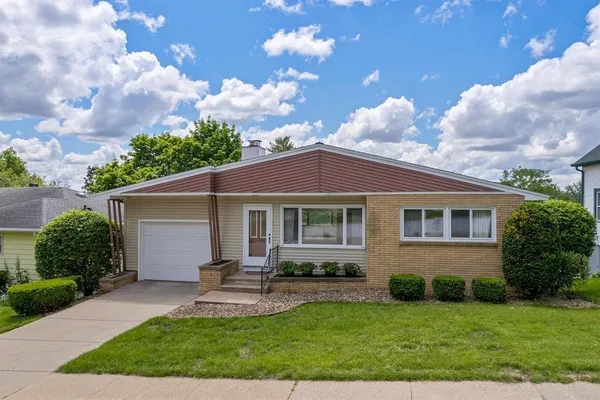 $2,400 | 822 West Pleasant Street, Portage, WI 53901