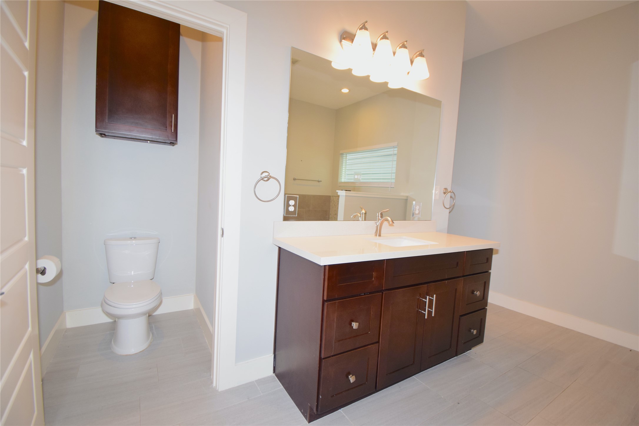 3241 Dixie Drive, Unit A Houston, TX 77021 - Photo 5 of 13 Primary bathroom