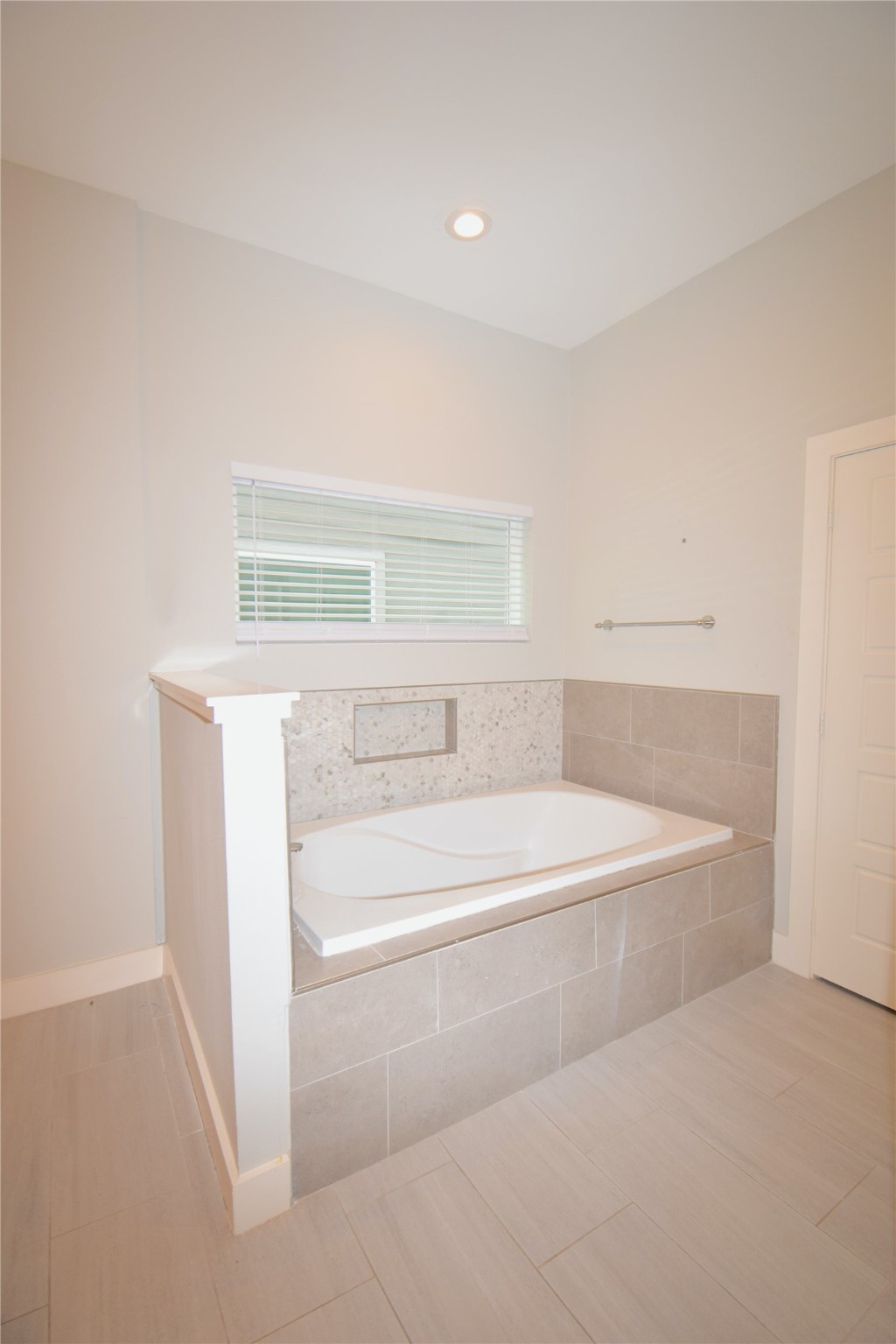 3241 Dixie Drive, Unit A Houston, TX 77021 - Photo 7 of 13 Primary bathroom tub