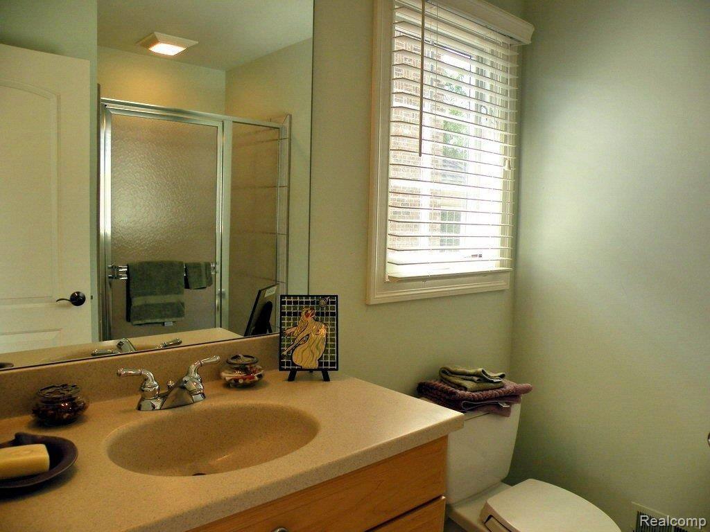 326 Glendale Avenue Rochester, MI 48307 - Photo 18 of 25 Bath Room