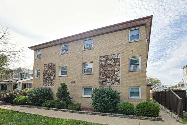 $169,000 | 2222 North Harlem Avenue, Unit 2NW, Elmwood Park, IL 60707