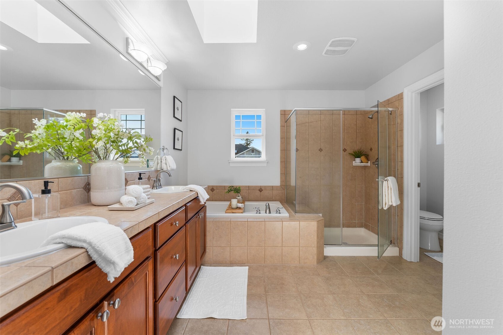 202 Chelan Court Northeast Renton, WA 98059 - Photo 22 of 40 a bedroom with a bed and a couch