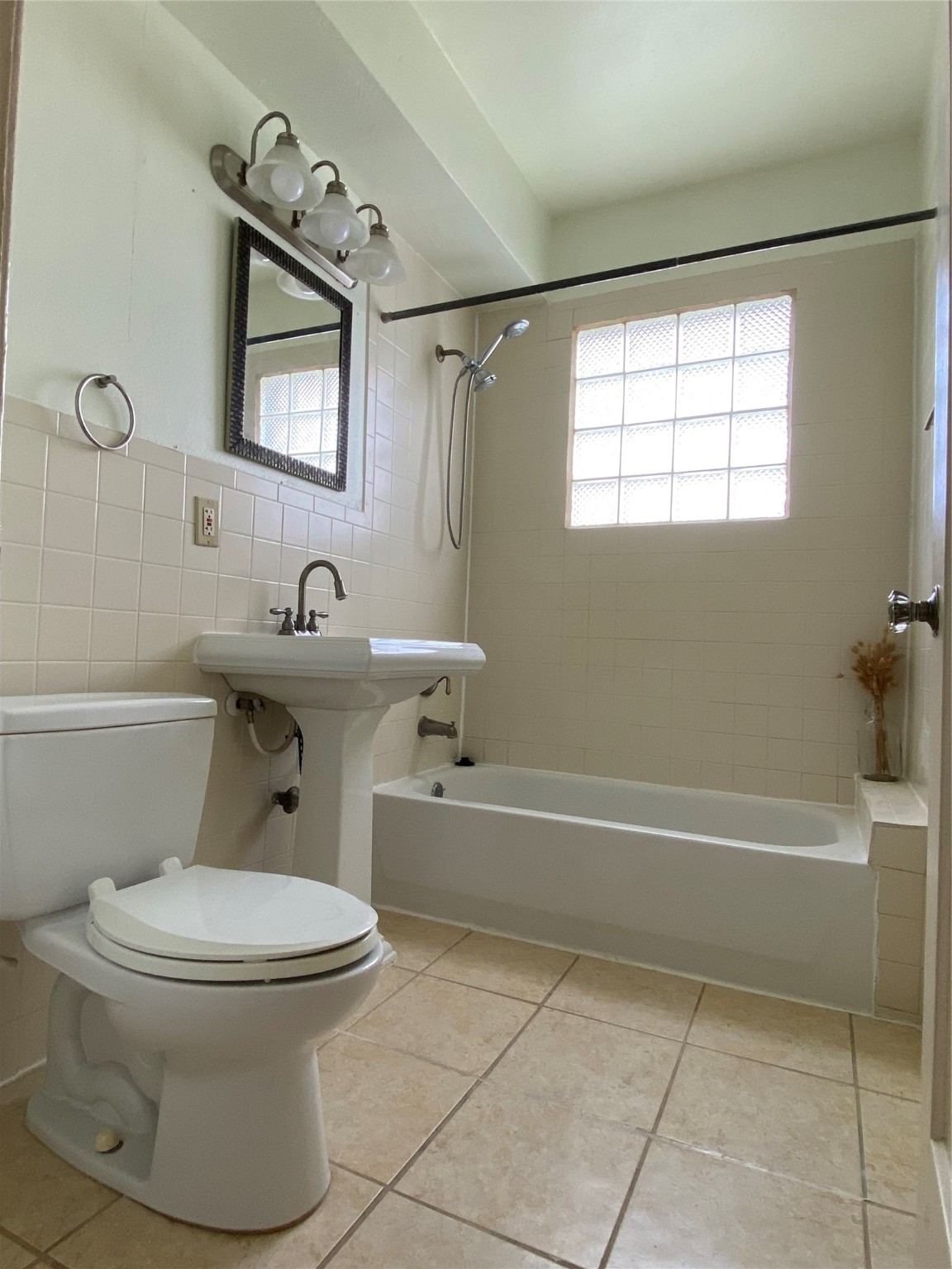 1918 Sul Ross Street, Unit B Houston, TX 77098 - Photo 14 of 17 a bathroom with a toilet sink and bathtub