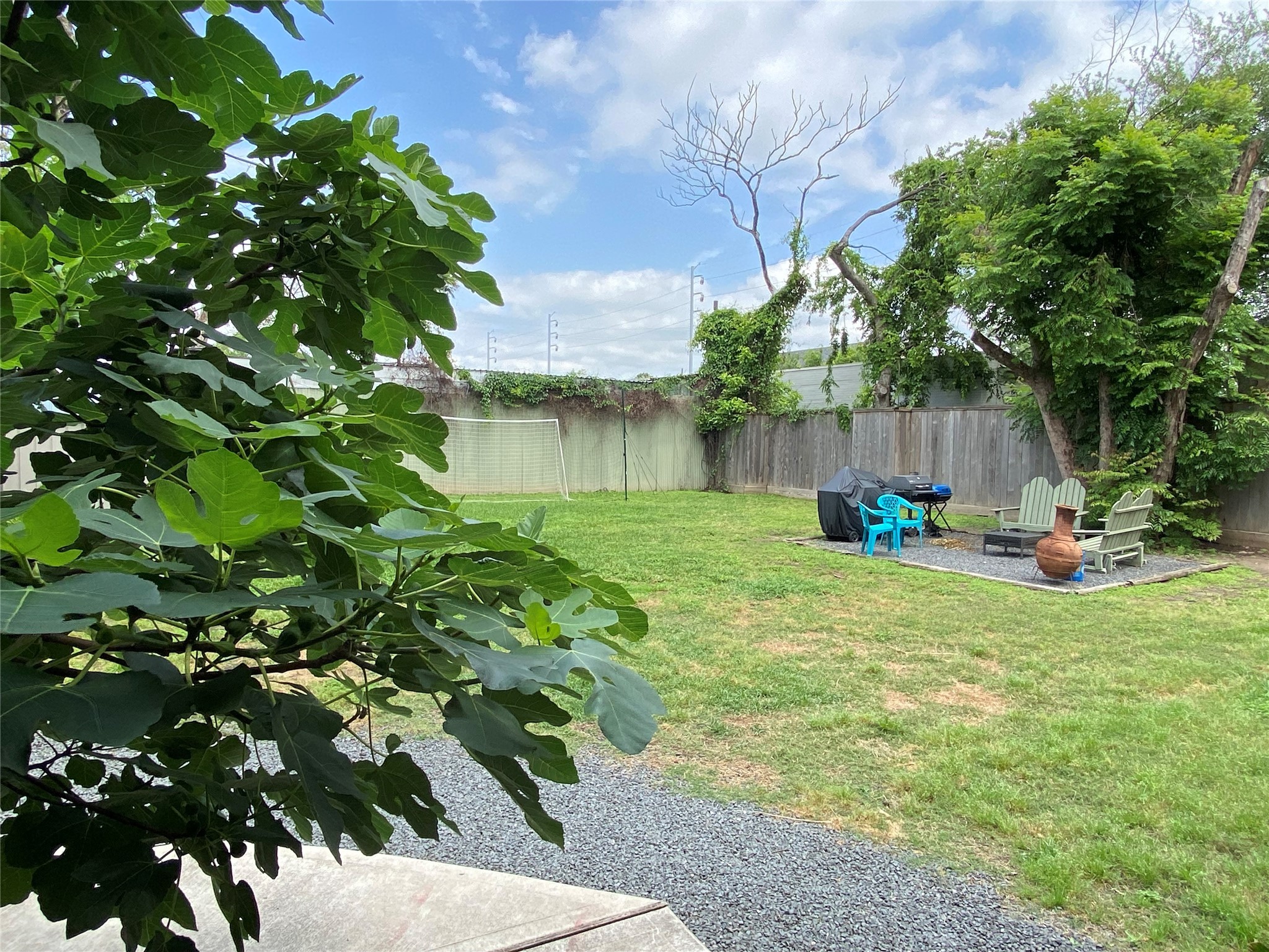 1918 Sul Ross Street, Unit B Houston, TX 77098 - Photo 4 of 17 a backyard of a house with lots of green space