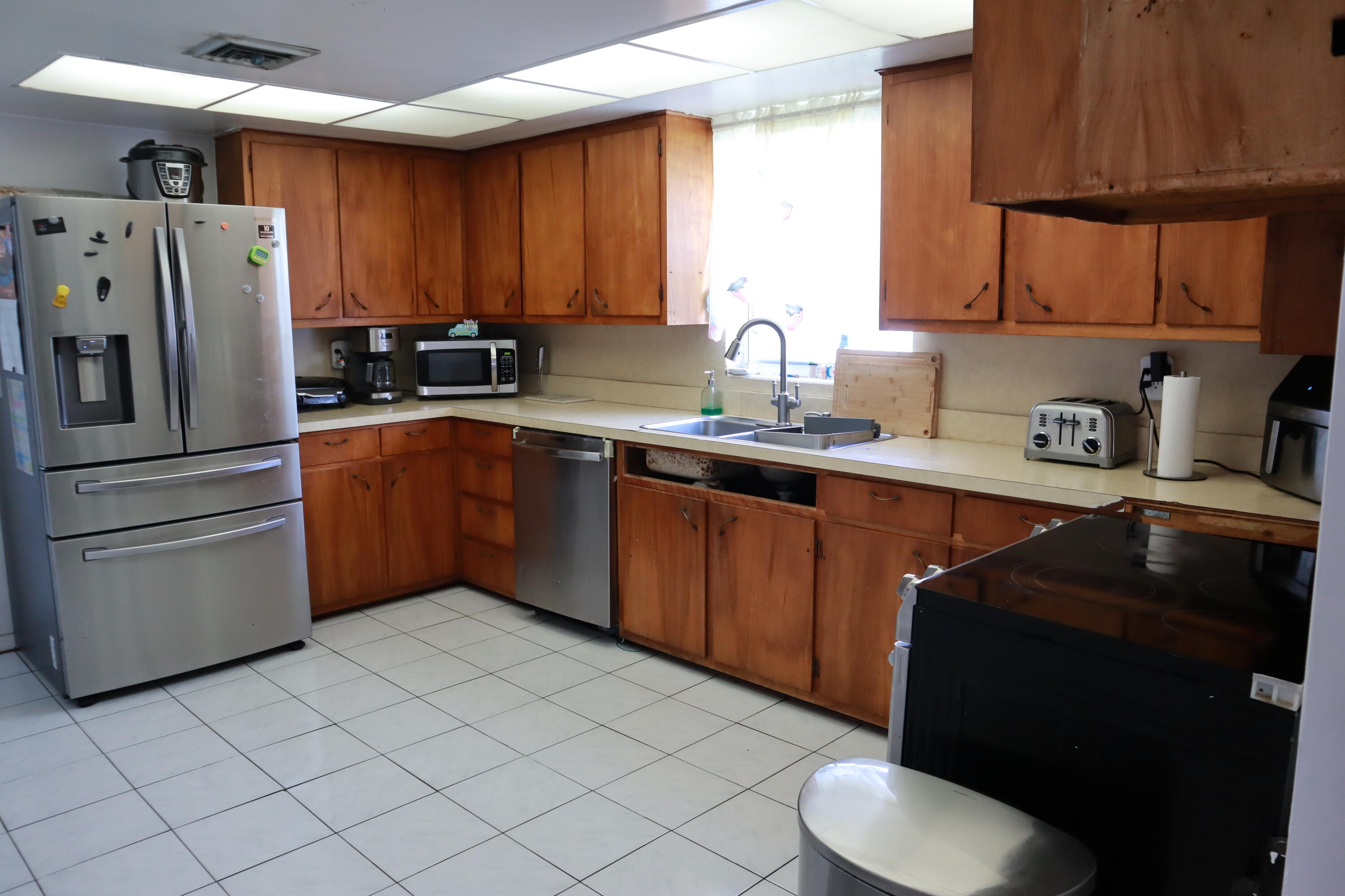 360 Kismet Avenue Pahokee, FL 33476 - Photo 34 of 100 a kitchen with stainless steel appliances a sink a stove a refrigerator and cabinets