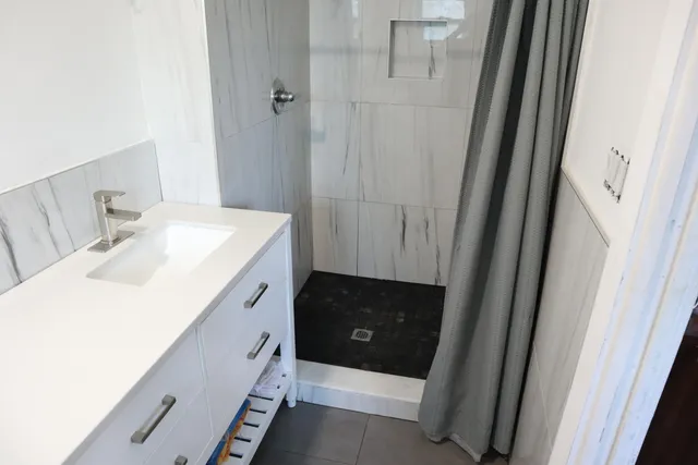 a view of a house with backyard and tree