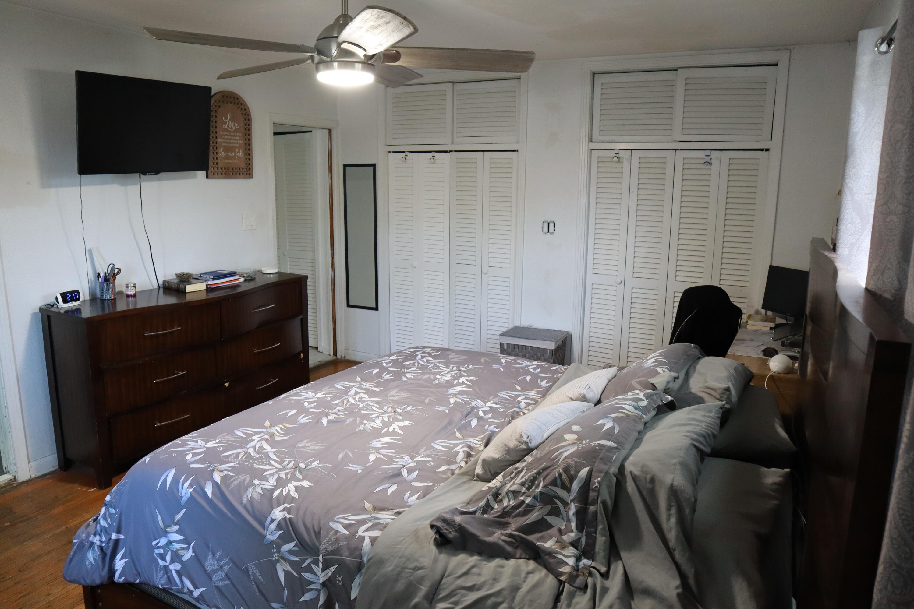 360 Kismet Avenue Pahokee, FL 33476 - Photo 57 of 100 a bedroom with a bed and a flat screen tv