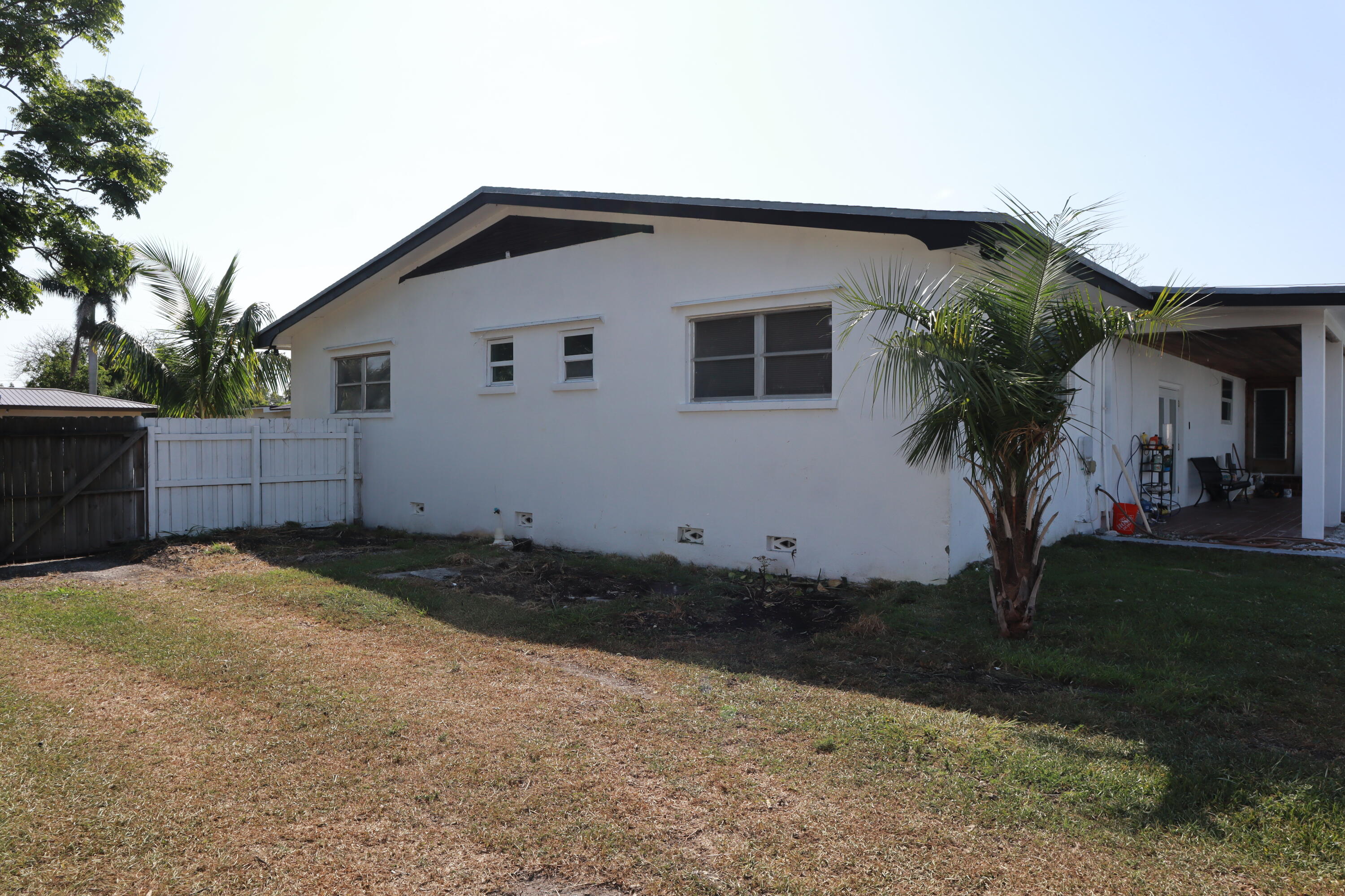 360 Kismet Avenue Pahokee, FL 33476 - Photo 79 of 100 a backyard of a house
