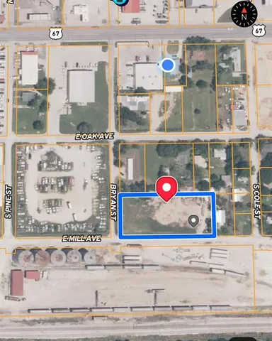 a view of entryway front of wall