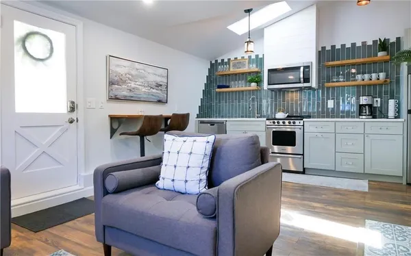 $2,200 | 38 Hilltop Avenue, Unit COTTAGE, Middletown, RI 02842