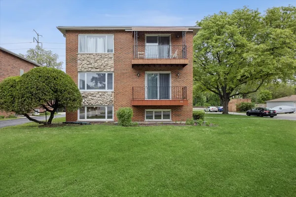 $2,700 | 801 Barnsdale Road, Unit 1, La Grange Park, IL 60526