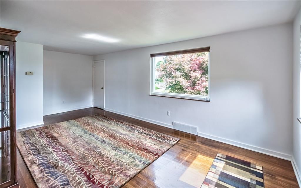 9101 Pannier Road Pittsburgh, PA 15237 - Photo 11 of 24 Living Room
