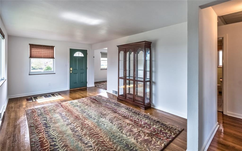 9101 Pannier Road Pittsburgh, PA 15237 - Photo 10 of 24 Living Room